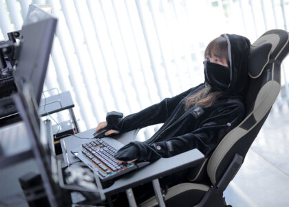 【画像】ゲーミング着る毛布、便利すぎるww